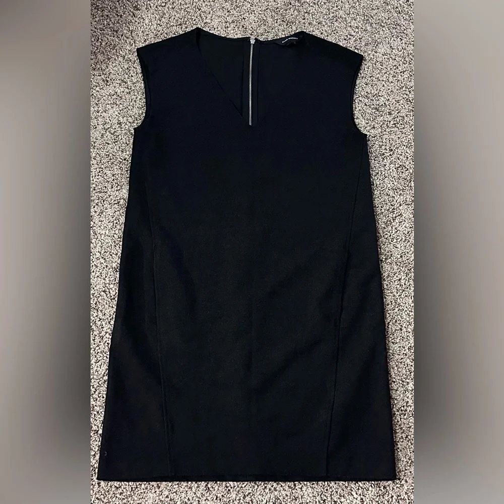 ๐ค Club Monaco V-Neck Top โ Black ๐ค - Picture 10 of 13